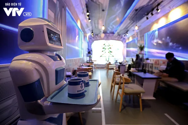 Độc đáo quán café sử dụng robot phục vụ tại Hà Nội - Ảnh 4.