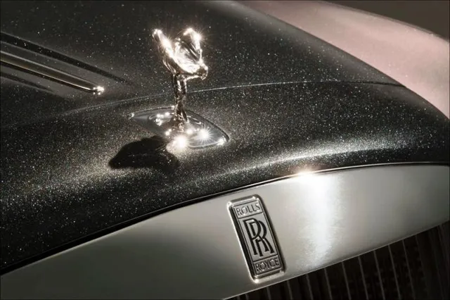 Xe Rolls-Royce sơn bằng bụi của 1.000 viên kim cương - Ảnh 1.