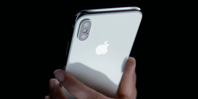 Sản xuất với tốc độ sên bò, hãy cứ mà ngồi đợi iPhone X - Ảnh 1.