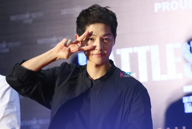 Song Joong Ki bị quây giữa biển fan ở Malaysia - Ảnh 5.