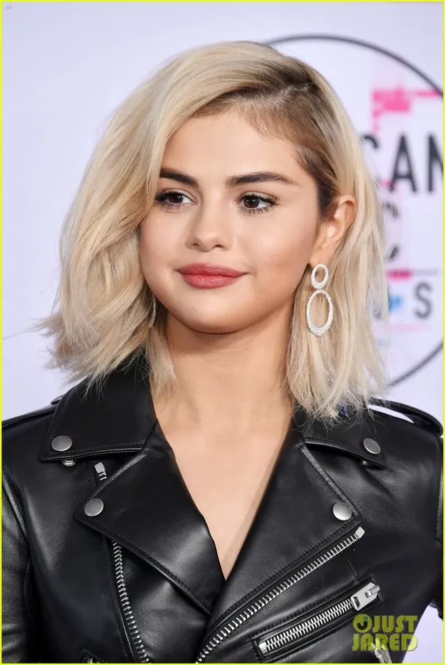 Trở lại với Justin Bieber, Selena Gomez đổi màu tóc - Ảnh 2.