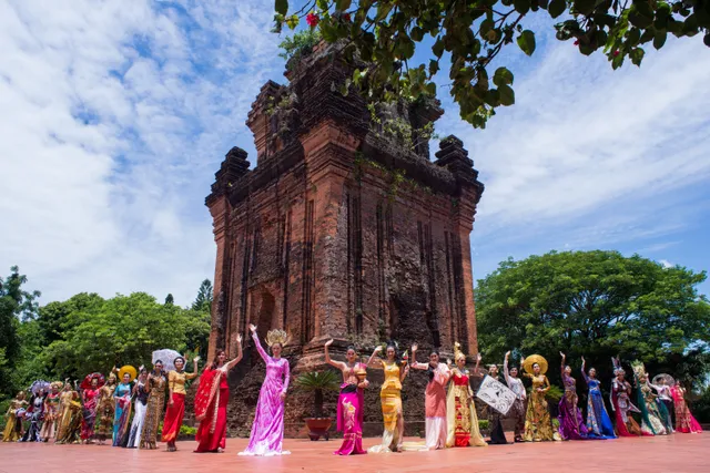 Thí sinh Hoa hậu Hữu nghị ASEAN khoe dáng với trang phục truyền thống - Ảnh 2.