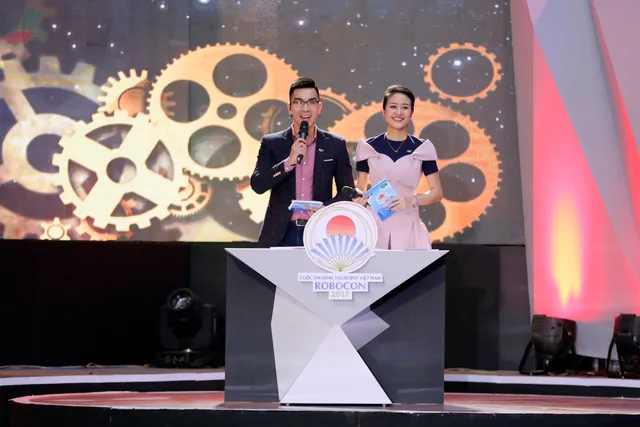 MC Phí Linh đẹp rạng ngời tại vòng loại Robocon Việt Nam 2017 - Ảnh 1.