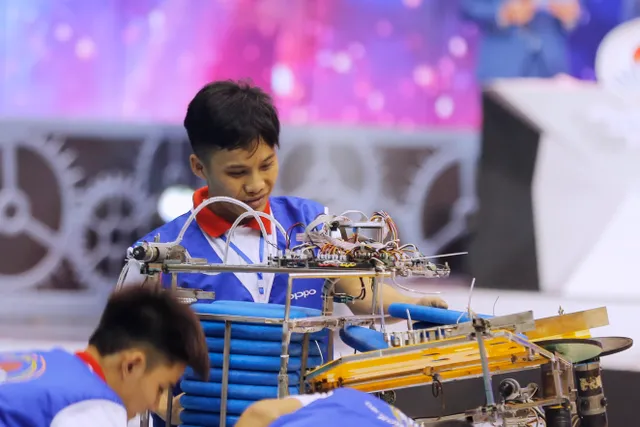 Tinh thần Asobi thể hiện ngay từ đêm mở màn chung kết Robocon Việt Nam 2017 - Ảnh 8.