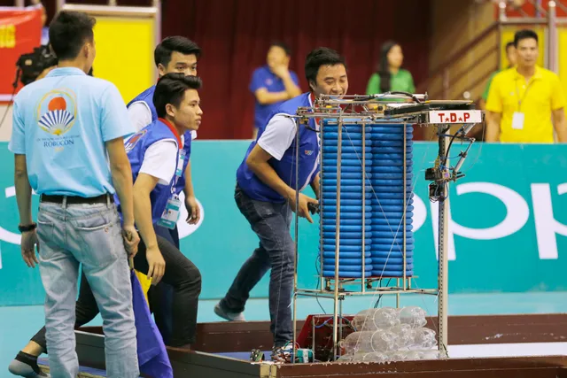 Tinh thần Asobi thể hiện ngay từ đêm mở màn chung kết Robocon Việt Nam 2017 - Ảnh 4.