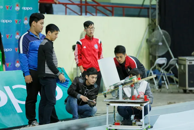 Các đội tuyển Robocon Việt Nam 2017 khu vực phía Bắc làm quen với sân thi đấu - Ảnh 3.