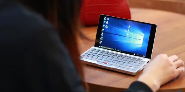 Choáng với chiếc laptop nhỏ nhất trên thế giới có thể... đút túi quần - Ảnh 1.