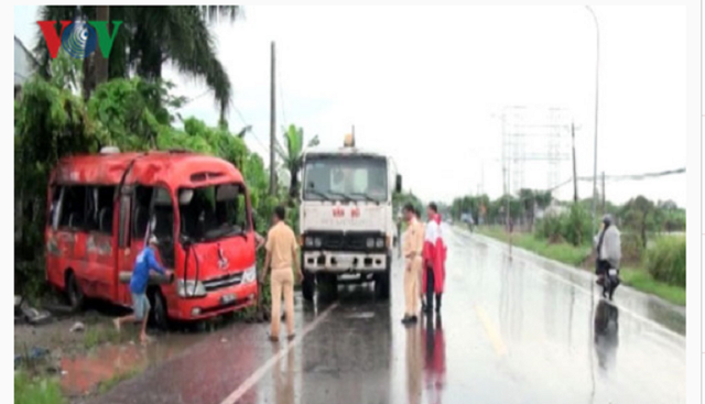 Cần Thơ: Xe khách mất lái lao vào lề đường, 12 người thương vong - Ảnh 1.