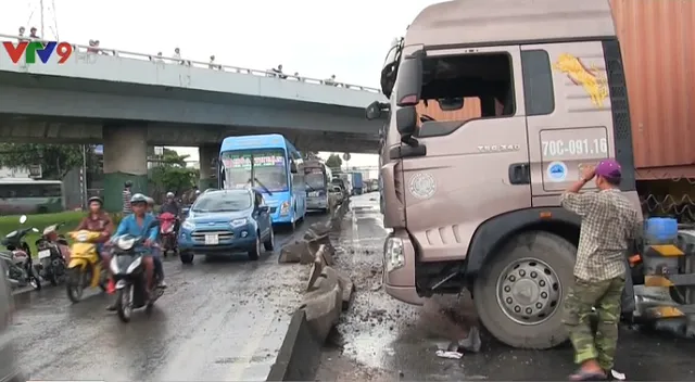 TP.HCM: Nổ lốp trong mưa, xe container đâm dải phân cách - Ảnh 1.