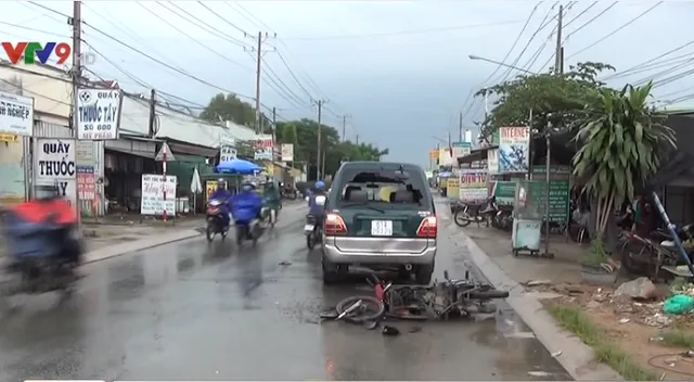 Bình Dương: Xe máy rơi bánh sau khi va chạm với ô tô, 2 thanh niên nguy kịch - Ảnh 2.