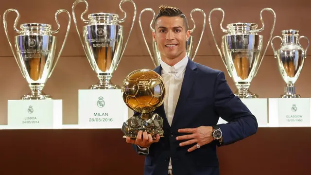 Rạng sáng mai (8/12) công bố danh hiệu Quả bóng vàng 2017: Cuộc đua chênh lệch giữa Ronaldo và Messi - Ảnh 2.