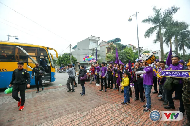 ẢNH: Các CĐV CLB Hà Nội cuồng nhiệt trước trận đấu quyết định trên sân Cẩm Phả - Ảnh 8.