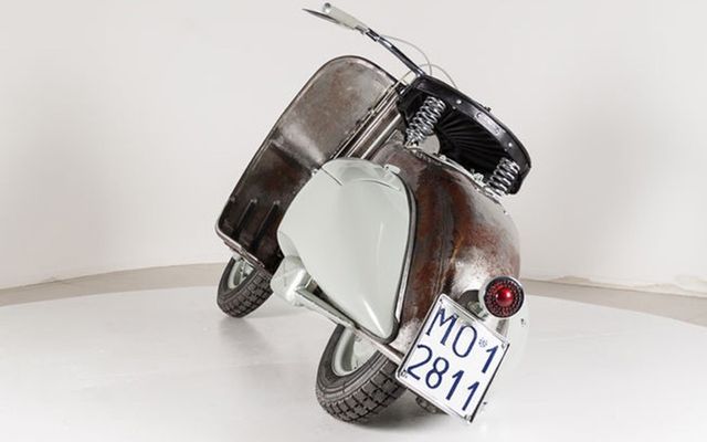 Chiếc Vespa cổ nhất thế giới được bán đấu giá 6,5 tỷ đồng - Ảnh 1.