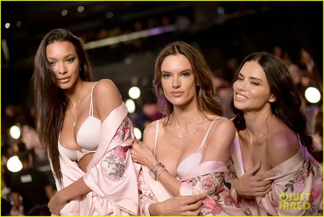 Hậu trường chuẩn bị cho show diễn lớn nhất trong năm của Victorias Secret 2017 - Ảnh 4.