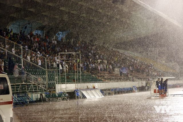 Những khoảnh khắc ấn tượng trong trận thủy chiến U23 Việt Nam 4-0 U23 Timor Leste - Ảnh 1.