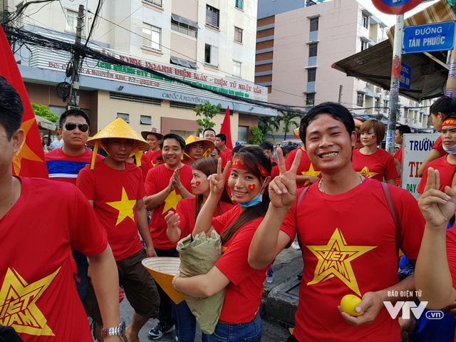 Khán giả đến sớm phủ kín Thống Nhất, mong U23 Việt Nam làm nên kỳ tích - Ảnh 1.