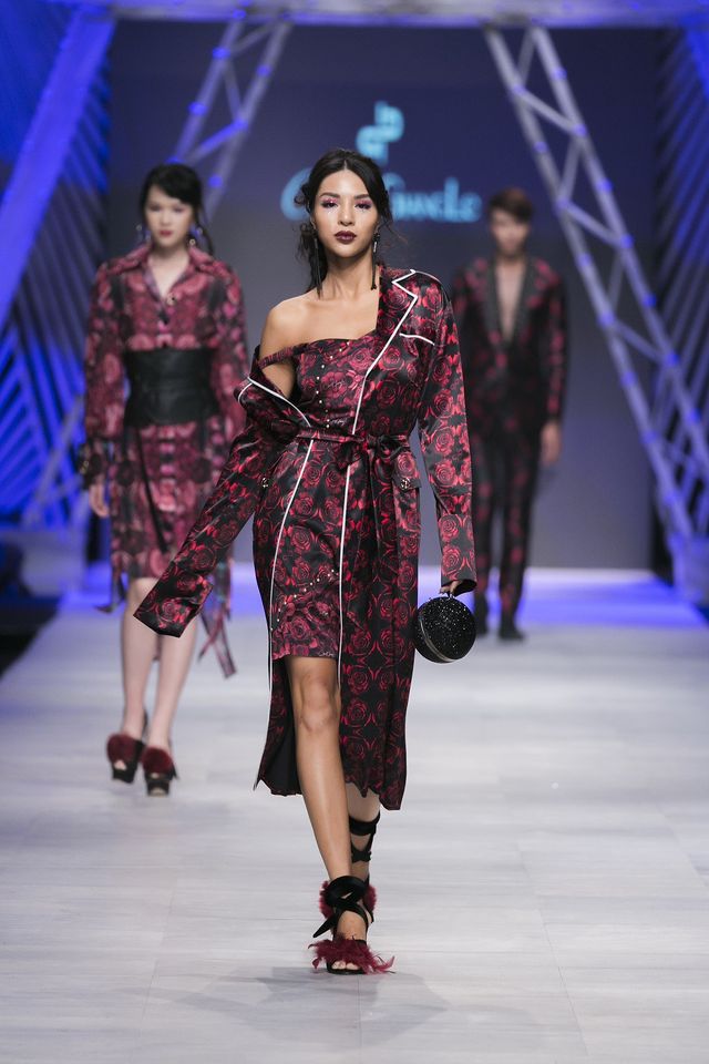 Á hậu Huyền My, siêu mẫu Võ Hoàng Yến đọ vẻ kiêu kỳ trên sàn catwalk - Ảnh 16.