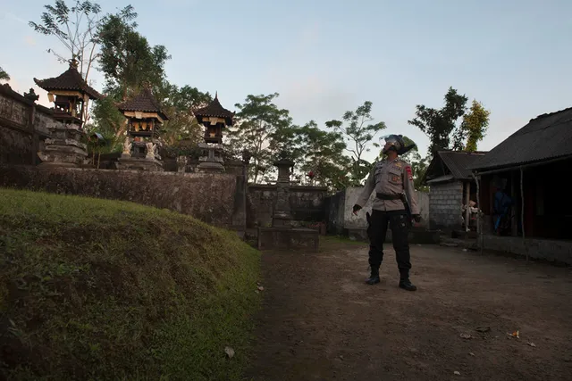 Indonesia ban bố cảnh báo cấp cao nhất về núi lửa phun trào tại Bali - Ảnh 3.