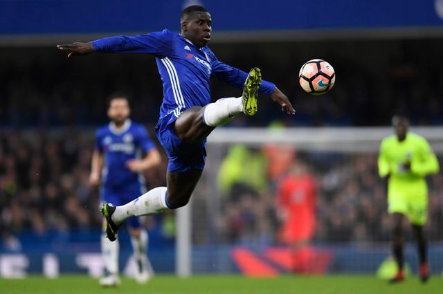 Mất chỗ đứng, Desailly mới cân nhắc rời Chelsea - Ảnh 2.