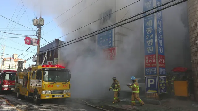 Vụ cháy bệnh viện Sejong: Tổng thống Hàn Quốc yêu cầu hỗ trợ kịp thời các nạn nhân - Ảnh 1.