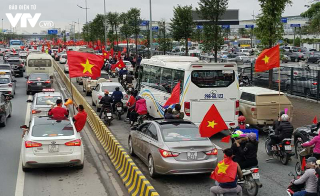 U23 Việt Nam ăn mừng đầy hứng khởi trên bus 2 tầng cùng hàng vạn NHM - Ảnh 10.