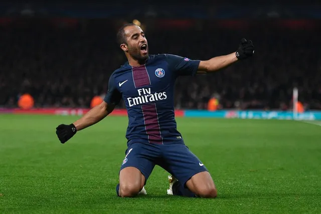 Lucas Moura xuất hiện tại Anh, chuẩn bị gia nhập Tottenham - Ảnh 1.