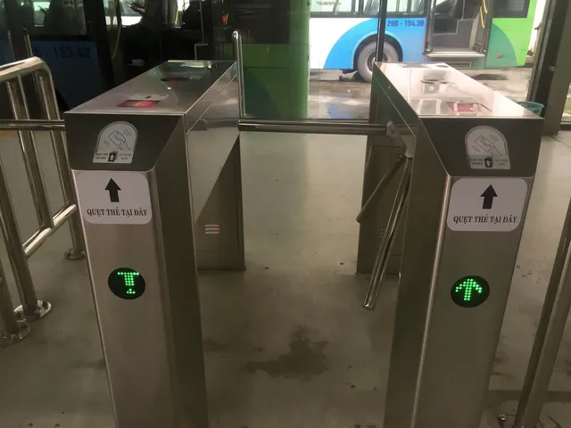 Hà Nội chính thức sử dụng vé điện tử tại xe bus nhanh BRT - Ảnh 7. Hà Nội chính thức sử dụng vé điện tử tại xe bus nhanh BRT - Ảnh 7.