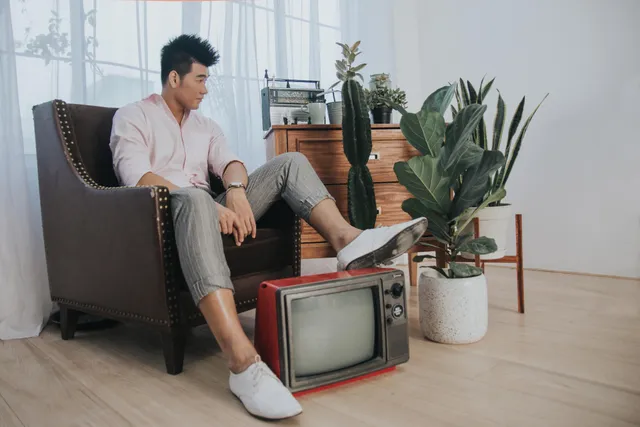 Ế quá, Tạ Quang Thắng tung MV mới Người con gái trong mơ - Ảnh 2. Ế quá, Tạ Quang Thắng tung MV mới Người con gái trong mơ - Ảnh 2.