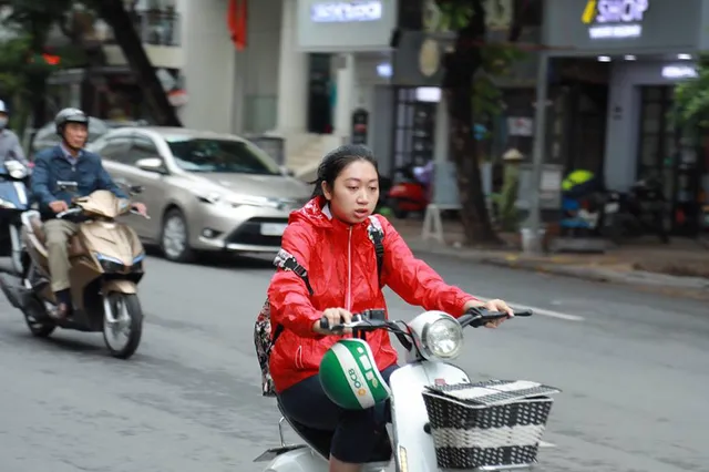 Người dân Hà Nội co ro trong gió lạnh đầu mùa - Ảnh 4. Người dân Hà Nội co ro trong gió lạnh đầu mùa - Ảnh 4.