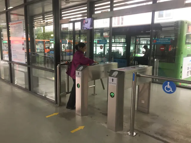 Hà Nội chính thức sử dụng vé điện tử tại xe bus nhanh BRT - Ảnh 5. Hà Nội chính thức sử dụng vé điện tử tại xe bus nhanh BRT - Ảnh 5.
