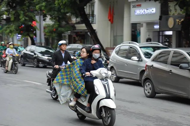 Người dân Hà Nội co ro trong gió lạnh đầu mùa - Ảnh 3.