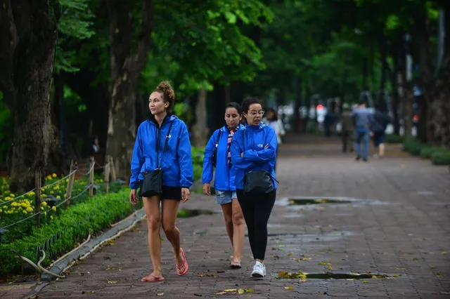 Người dân Hà Nội co ro trong gió lạnh đầu mùa - Ảnh 7. Người dân Hà Nội co ro trong gió lạnh đầu mùa - Ảnh 7.