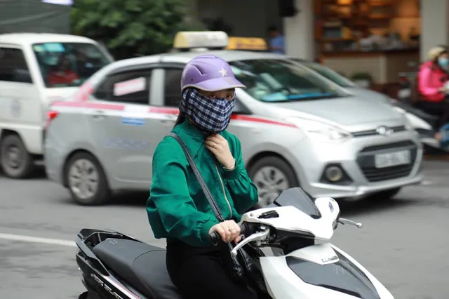 Người dân Hà Nội co ro trong gió lạnh đầu mùa - Ảnh 1. Người dân Hà Nội co ro trong gió lạnh đầu mùa - Ảnh 1.