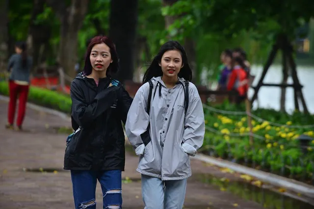 Người dân Hà Nội co ro trong gió lạnh đầu mùa - Ảnh 5. Người dân Hà Nội co ro trong gió lạnh đầu mùa - Ảnh 5.