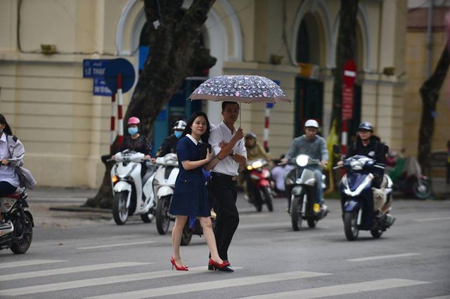 Người dân Hà Nội co ro trong gió lạnh đầu mùa - Ảnh 6.