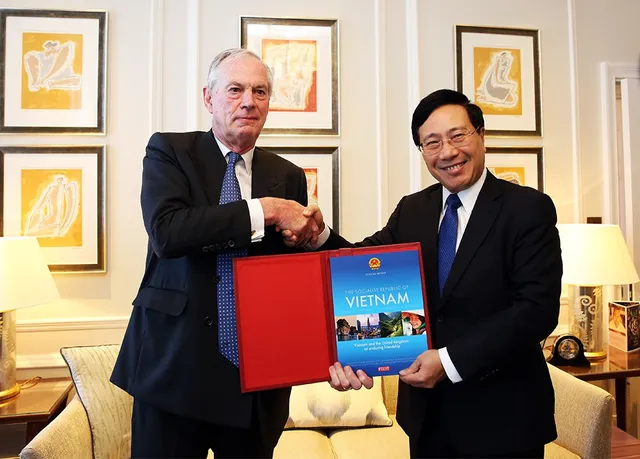 Phó Thủ tướng Phạm Bình Minh thăm chính thức Liên hiệp Vương quốc Anh và Bắc Ireland - Ảnh 4. Phó Thủ tướng Phạm Bình Minh thăm chính thức Liên hiệp Vương quốc Anh và Bắc Ireland - Ảnh 4.