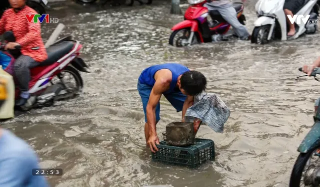 Người dân TP.HCM giúp nhau trong ngày triều cường dâng cao - Ảnh 3. Người dân TP.HCM giúp nhau trong ngày triều cường dâng cao - Ảnh 3.
