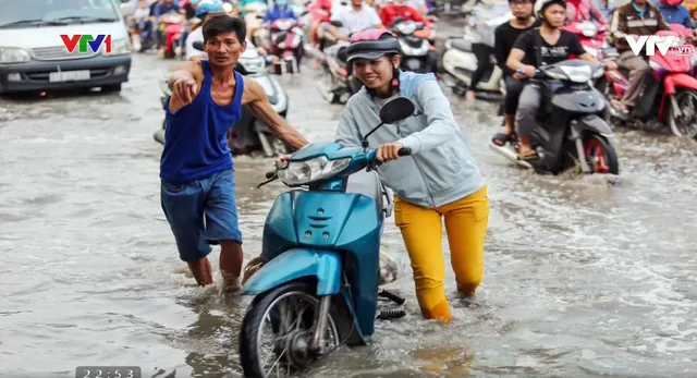 Người dân TP.HCM giúp nhau trong ngày triều cường dâng cao - Ảnh 2. Người dân TP.HCM giúp nhau trong ngày triều cường dâng cao - Ảnh 2.