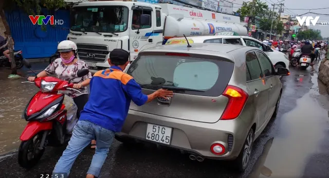 Người dân TP.HCM giúp nhau trong ngày triều cường dâng cao - Ảnh 1. Người dân TP.HCM giúp nhau trong ngày triều cường dâng cao - Ảnh 1.