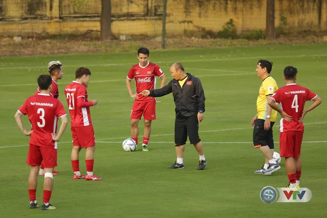 ẢNH: Cầu thủ CLB Hà Nội hội quân cùng ĐTQG Việt Nam tập luyện cho AFF Cup 2018 - Ảnh 12.