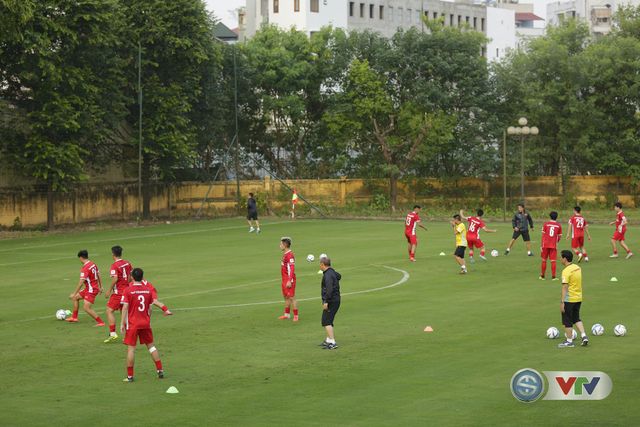 ẢNH: Cầu thủ CLB Hà Nội hội quân cùng ĐTQG Việt Nam tập luyện cho AFF Cup 2018 - Ảnh 15.