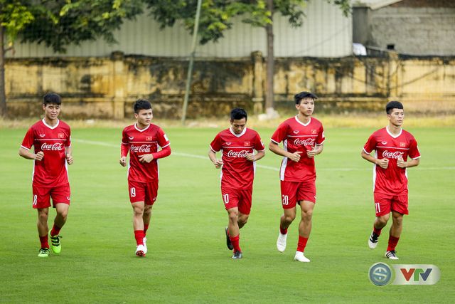 ẢNH: Cầu thủ CLB Hà Nội hội quân cùng ĐTQG Việt Nam tập luyện cho AFF Cup 2018 - Ảnh 3.