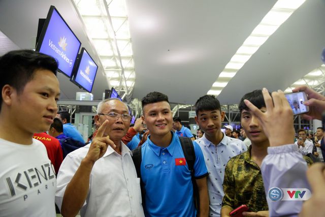 ẢNH: Chuẩn bị cho AFF Cup 2018, ĐT Việt Nam lên đường sang Hàn Quốc tập huấn - Ảnh 12.