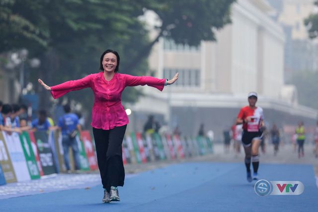 ẢNH: Sôi nổi giải Marathon Quốc tế Di sản Hà Nội 2018 - Ảnh 10.