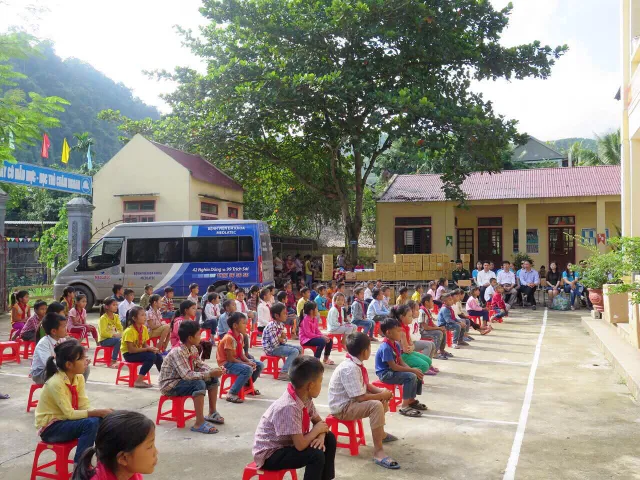 Tặng quà cho học sinh có hoàn cảnh khó khăn ở miền Tây Nghệ An - Ảnh 2.