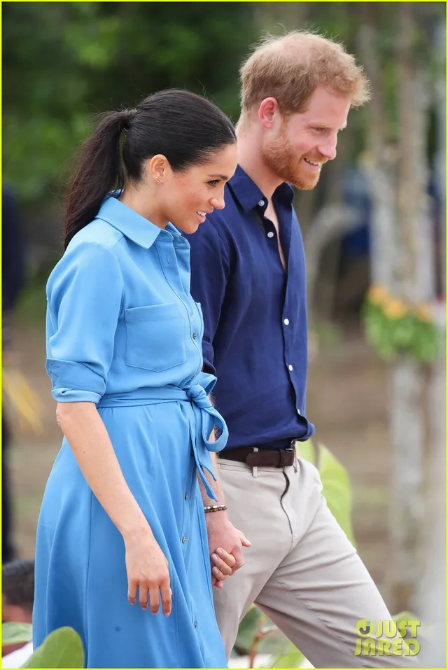 Vợ hoàng tử Harry mang bầu nhưng vẫn đi giày cao gót - Ảnh 2.