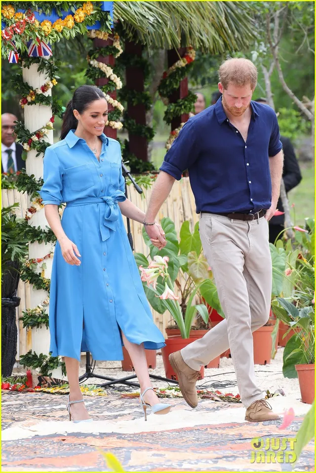 Vợ hoàng tử Harry mang bầu nhưng vẫn đi giày cao gót - Ảnh 3.