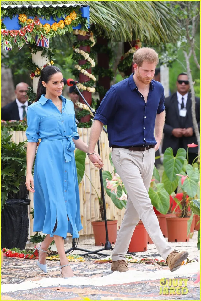 Vợ hoàng tử Harry mang bầu nhưng vẫn đi giày cao gót - Ảnh 4.