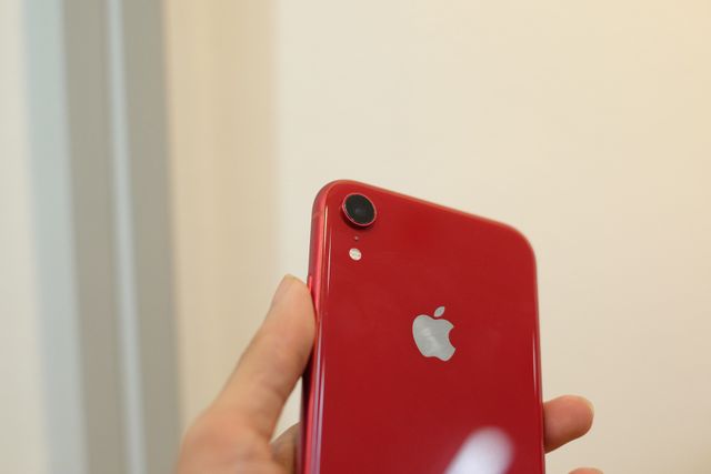 Cận cảnh chiếc iPhone XR bán với giá 22,99 triệu đồng tại Việt Nam - Ảnh 7.