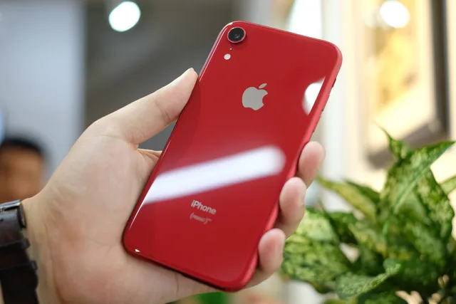 Cận cảnh chiếc iPhone XR bán với giá 22,99 triệu đồng tại Việt Nam - Ảnh 1.